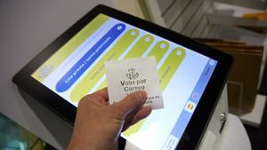 Una persona con un ticket de voto por correo en la oficina de Correos de Cibeles, el 1 de junio de 2023, en Madrid. 