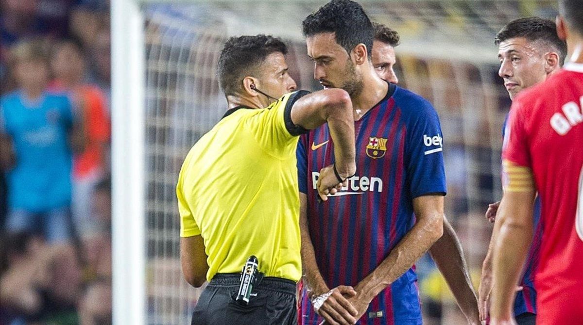 Gil Manzano explica a Busquets por qué expulsa a Lenglet en el Barça-Girona. Gil Manzano explica a Busquets por qué expulsa a Lenglet en el Barça-Girona.