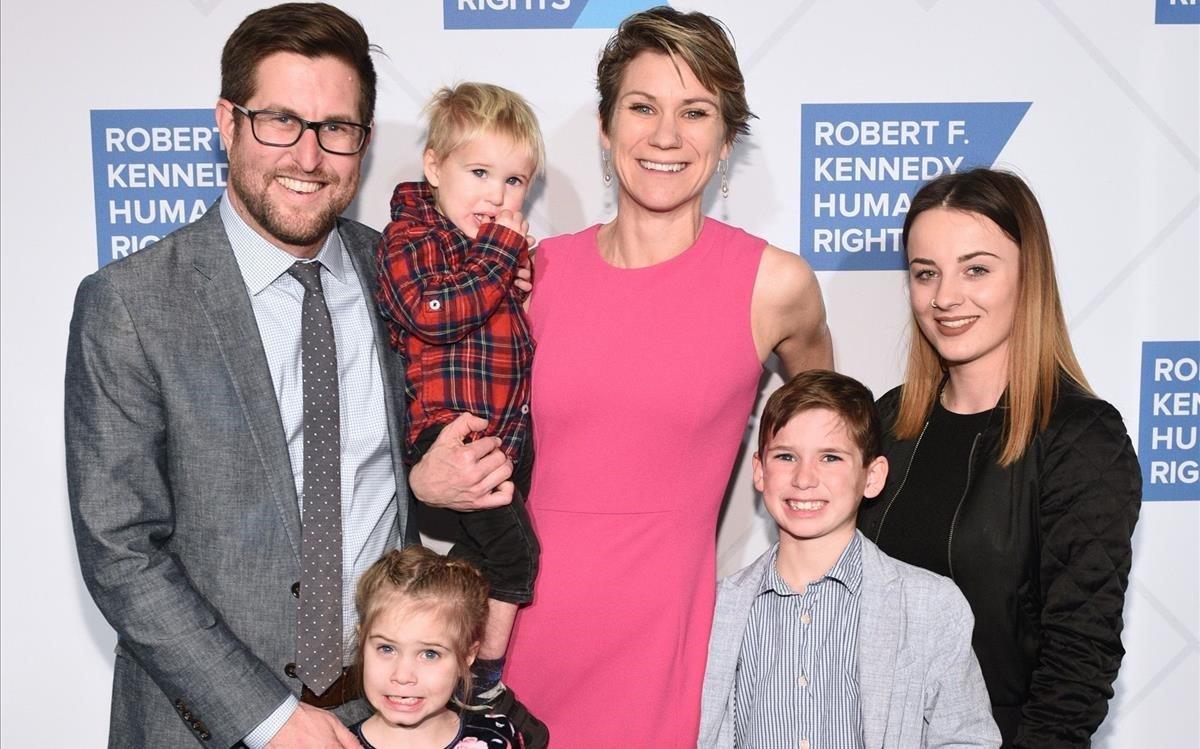 Maeve Kennedy y su marido David McKean, con sus tres hijos. Gideon es el segundo por la derecha. La imagen es del dicembre pasado durante una gala en Nueva York.