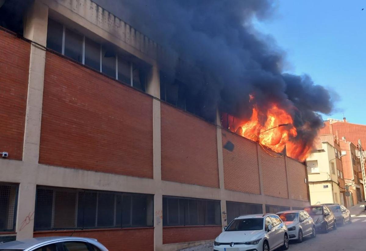 Aparatoso incendio en una nave industrial de Terrassa.