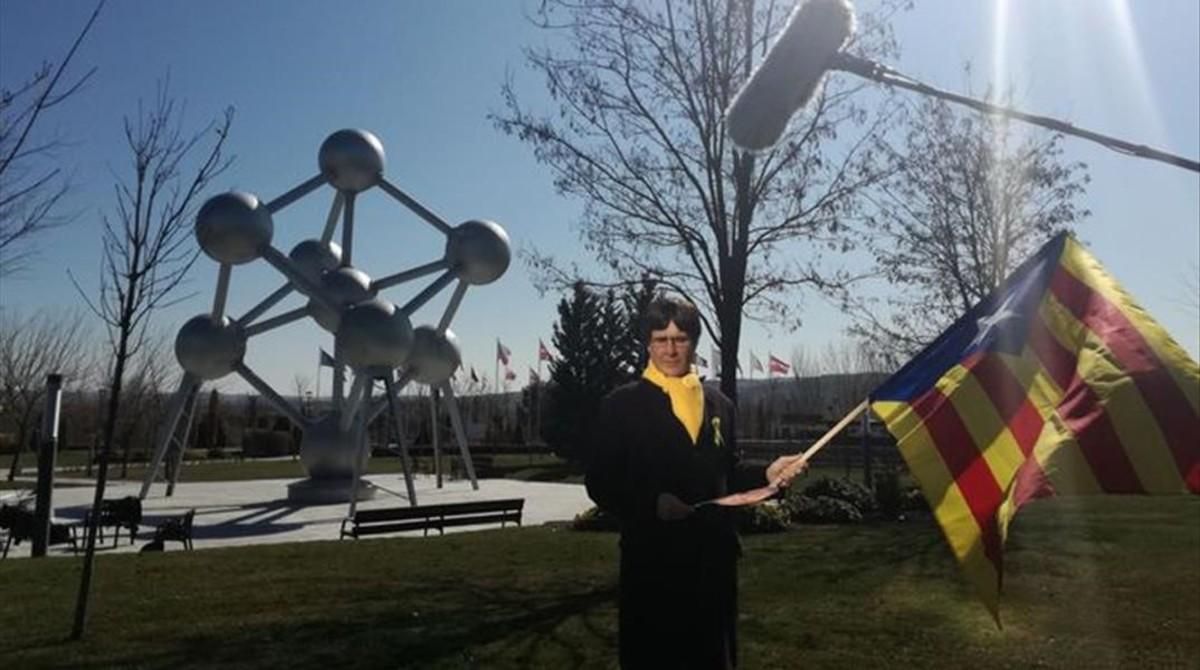 Joaquín Reyes, caracterizado como Carles Puigdemont, en el Parque de Europa de Torrejón de Ardoz. Joaquín Reyes, caracterizado como Carles Puigdemont, en el Parque de Europa de Torrejón de Ardoz.