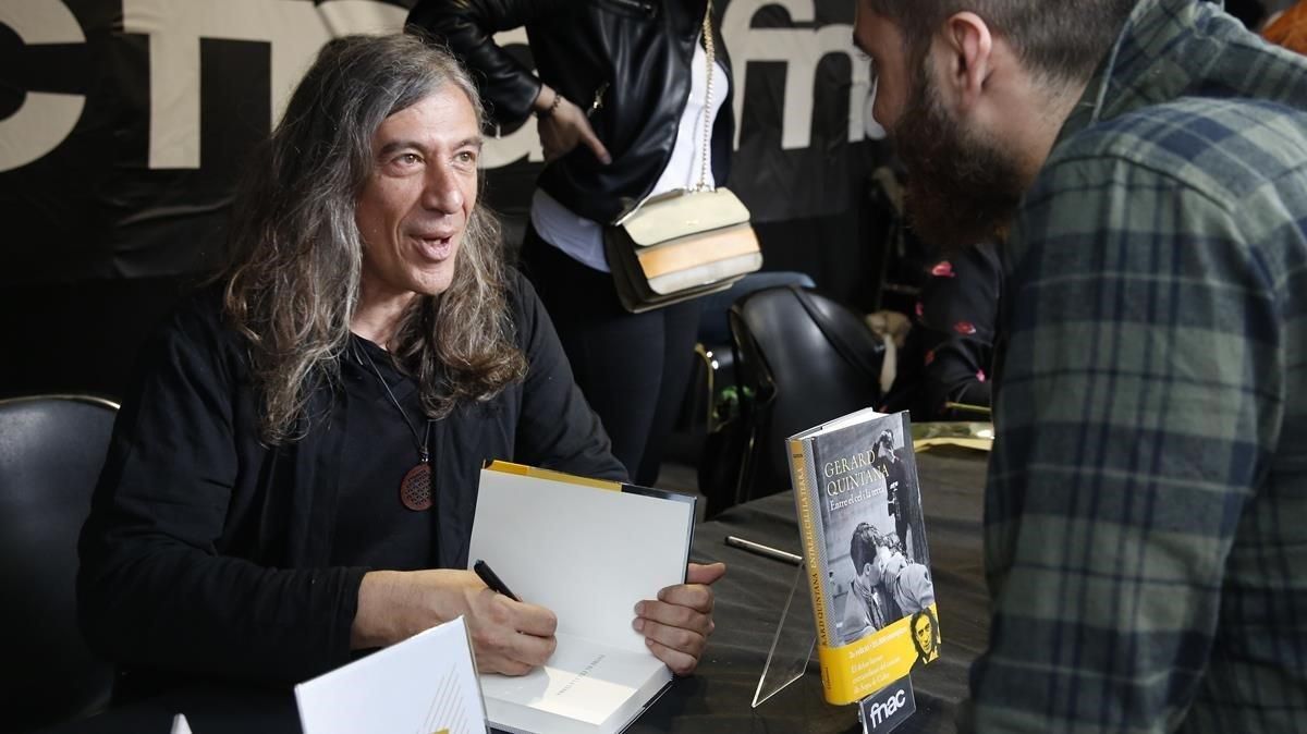 El músico Gerard Quintana firmando libros a sus fans. El músico Gerard Quintana firmando libros a sus fans.