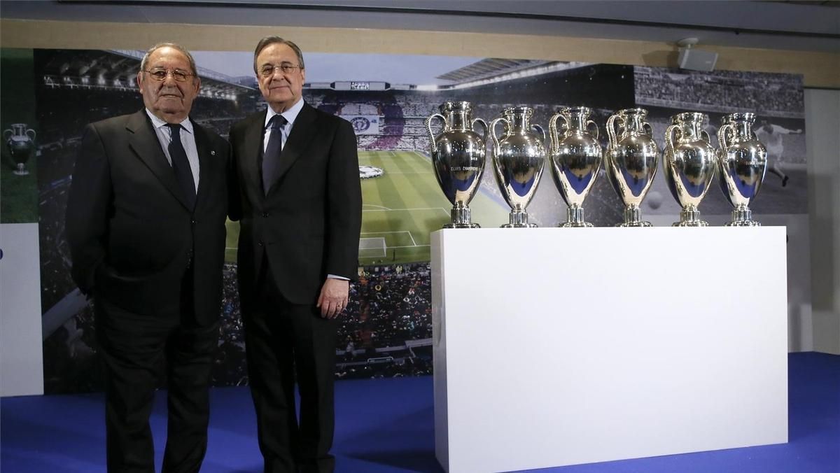 Paco Gento y Florentino Pérez, con las seis Copas de Europa ganadas por el exfutbolista. Paco Gento y Florentino Pérez, con las seis Copas de Europa ganadas por el exfutbolista.
