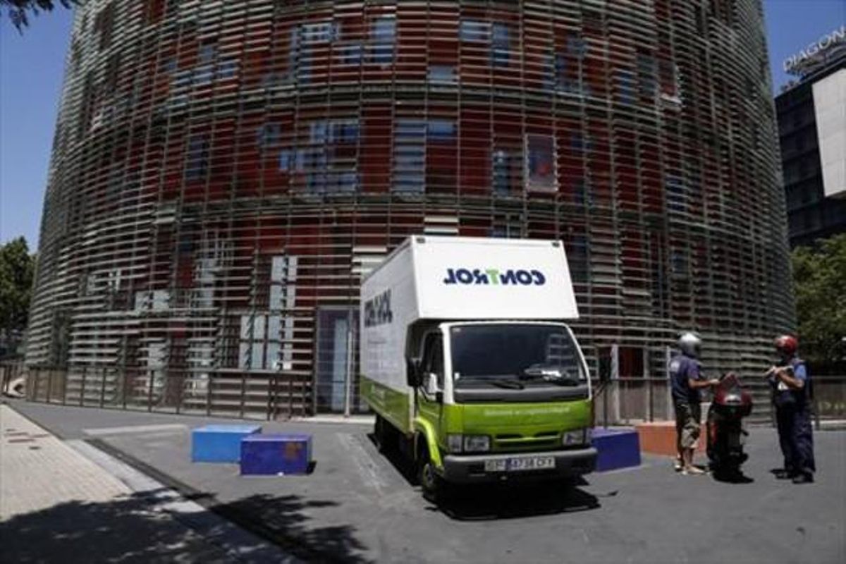 Un camión de mudanzas aparcado frente al edificio de la torre Agbar, ayer Un camión de mudanzas aparcado frente al edificio de la torre Agbar, ayer
