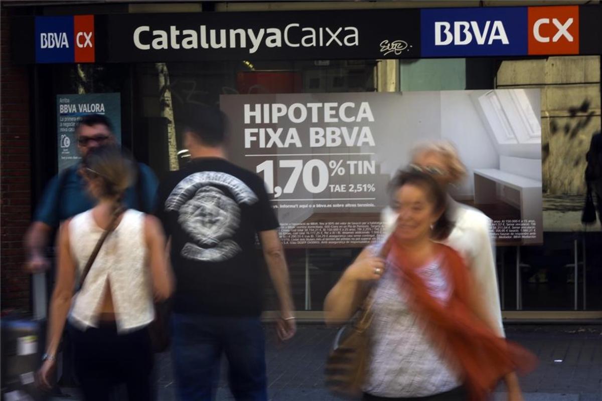 Anuncios de hipotecas en una entidad bancaria en Barcelona.
