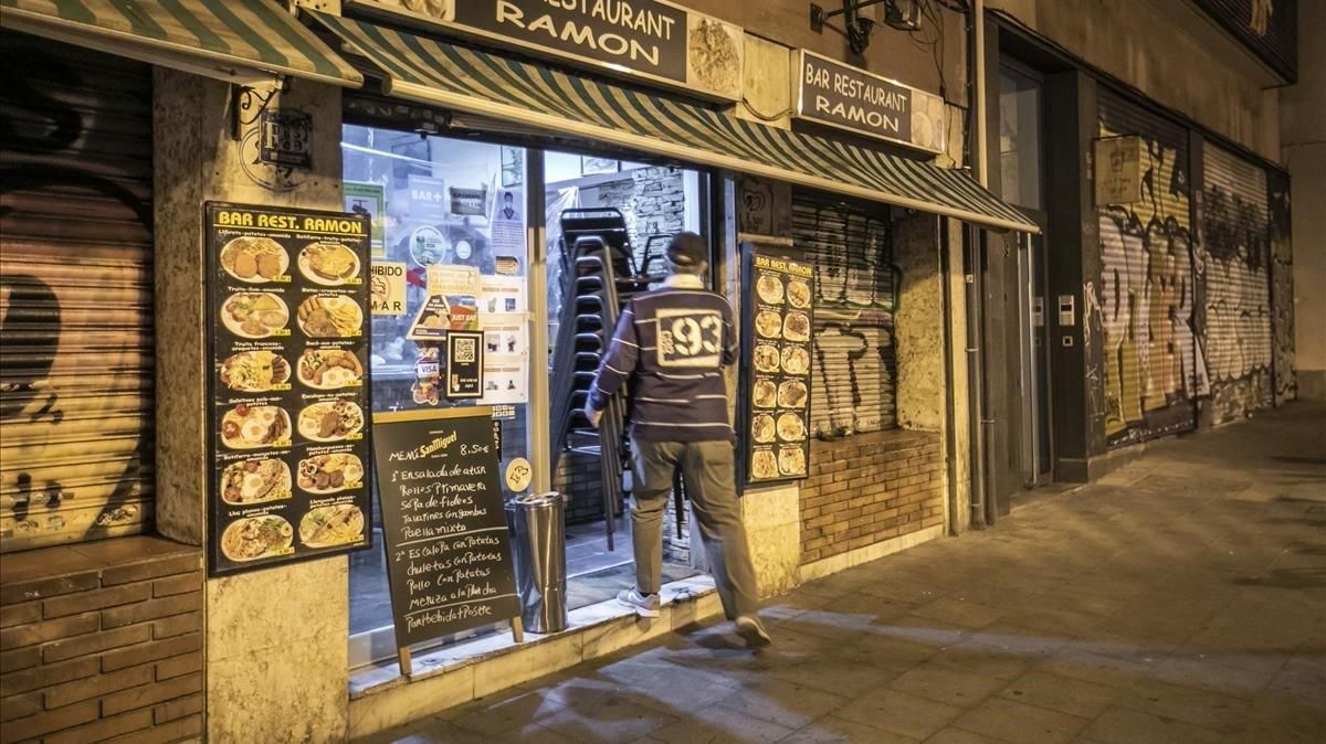 El dueño de un bar de Barcelona echa la persiana el pasado 16 de octubre. El dueño de un bar de Barcelona echa la persiana el pasado 16 de octubre.