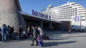  Pasajeros se dirigen a la cola de check in en la terminal B del muelle adosado para embarcar en el crucero MSC Poesía y dar la vuelta al mundo durante los próximos cuatro meses.