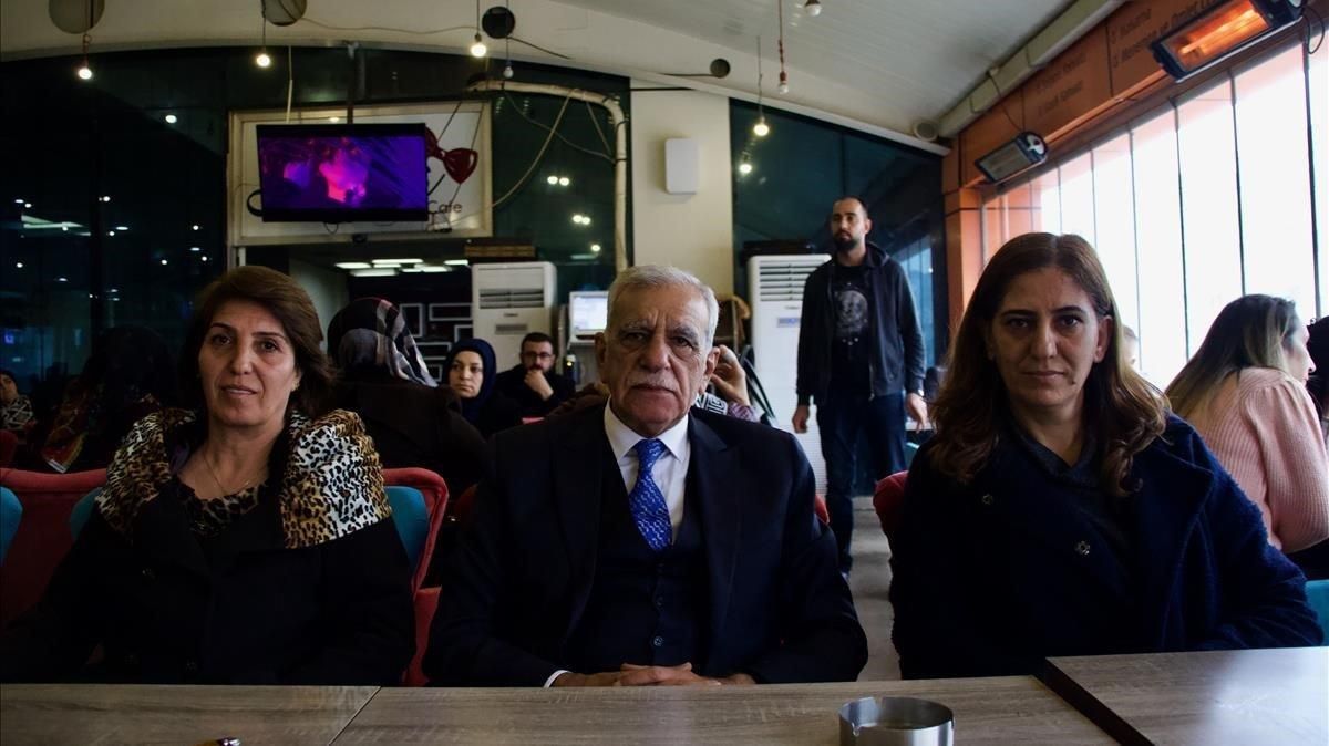 De izquierda a derecha, los candidatos a la alcaldía de la provincia de Mardin Figen Altindag y Ahmet Türk, y Fatma Yilmaz, aspirante a la alcaldía del distrito central de Mardin. De izquierda a derecha, los candidatos a la alcaldía de la provincia de Mardin Figen Altindag y Ahmet Türk, y Fatma Yilmaz, aspirante a la alcaldía del distrito central de Mardin.
