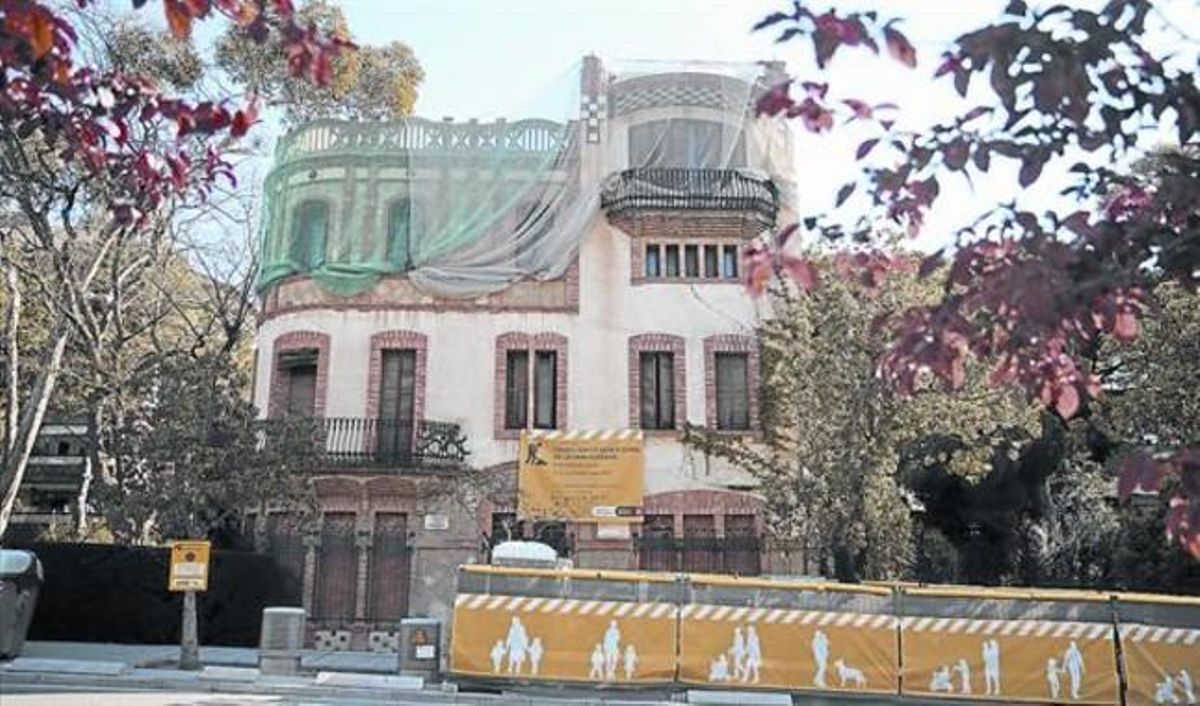 La Casa Hurtado, en el 46 de la Avenida de Pedralbes, está vallada, tapiada y cubierta por redes de protección desde el pasado febrero. La Casa Hurtado, en el 46 de la Avenida de Pedralbes, está vallada, tapiada y cubierta por redes de protección desde el pasado febrero.