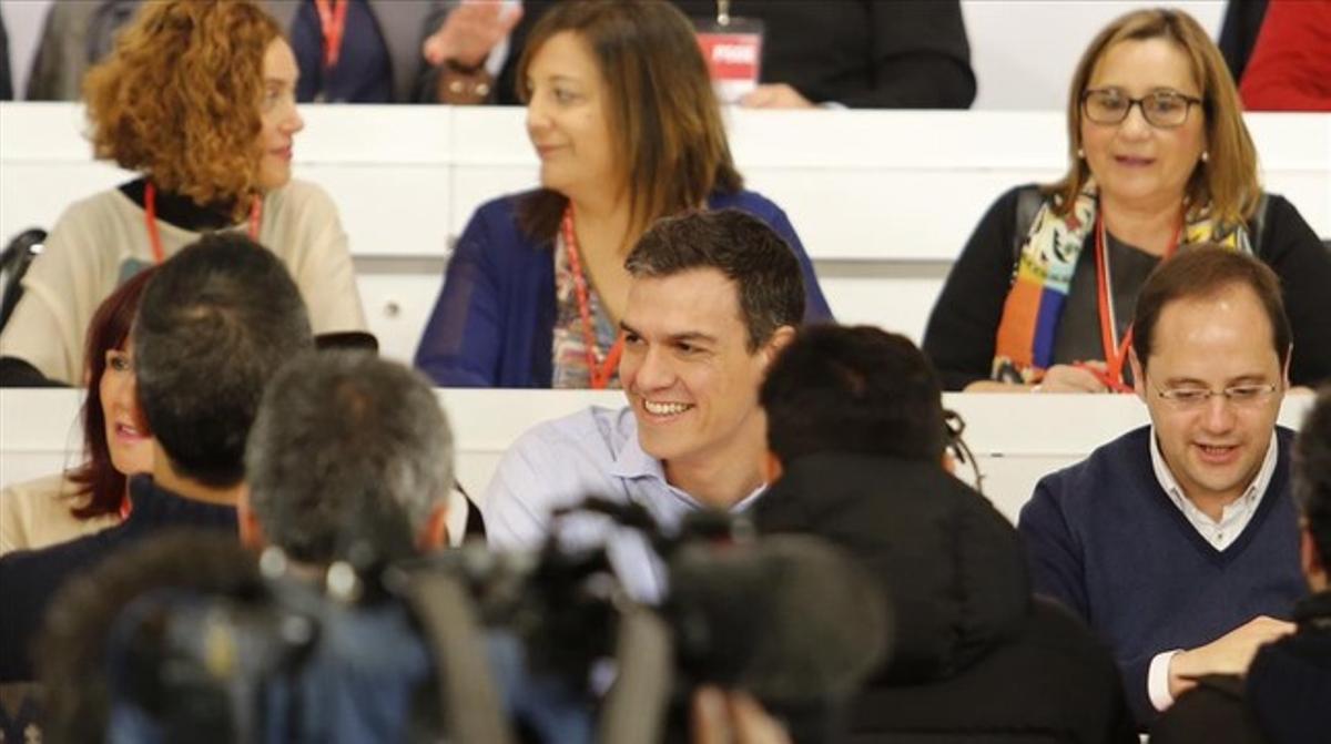 Sánchez, en el centro, este lunes durante el comité federal del PSOE. Sánchez, en el centro, este lunes durante el comité federal del PSOE.