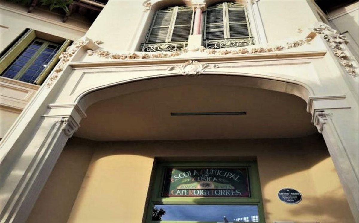 Fachada de la Escola de Música Can Roig i Torres de Santa Coloma. Fachada de la Escola de Música Can Roig i Torres de Santa Coloma.