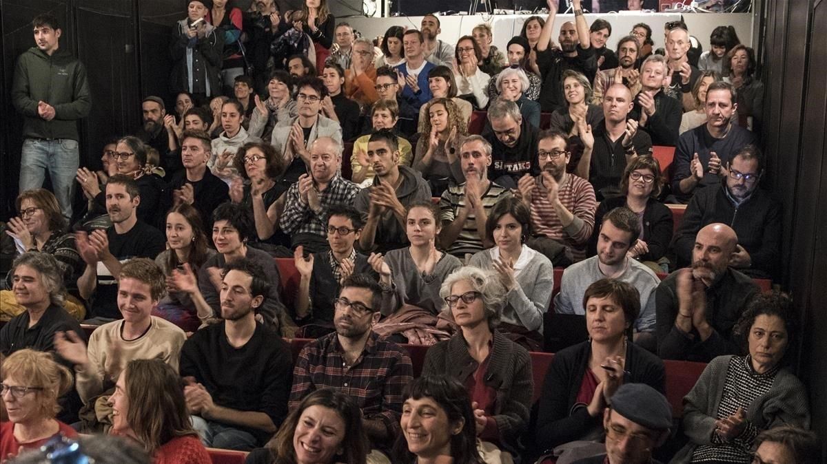 Actores, vecinos y representantes de diferentes entidades han llenado una sala del Antic Teatre, esta mañana. Actores, vecinos y representantes de diferentes entidades han llenado una sala del Antic Teatre, esta mañana.