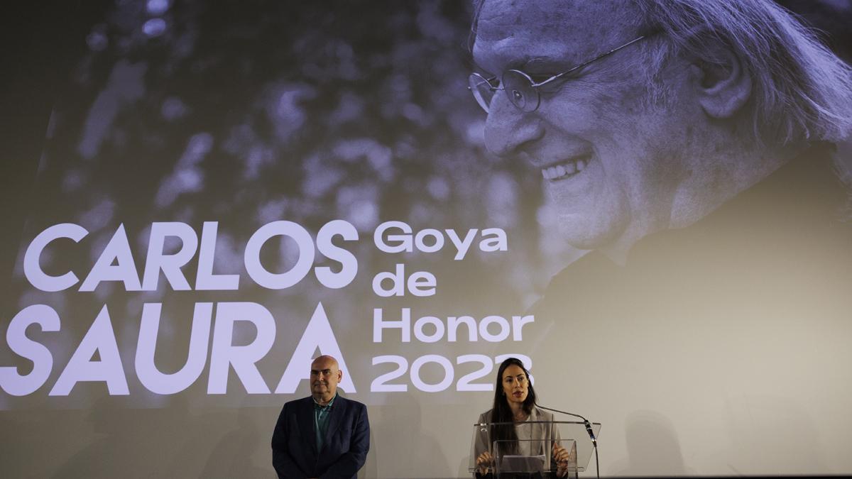 El director de cine Carlos Saura recibirá el Goya de Honor 2023. En la foto, Ena y Antonio Saura, hijos de Carlos Saura, tras el anuncio de que el Goya de Honor 2023 lo recibirá él por haber dado forma a la historia del cine español moderno.