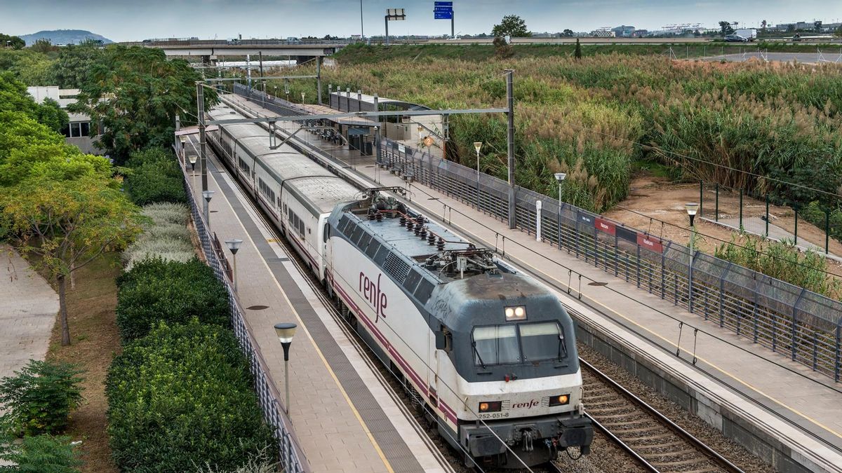 Un tren parado en la estación de Viladecans. Un tren parado en la estación de Viladecans.