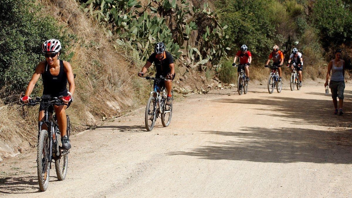Gente con bici por la montaña. Gente con bici por la montaña.