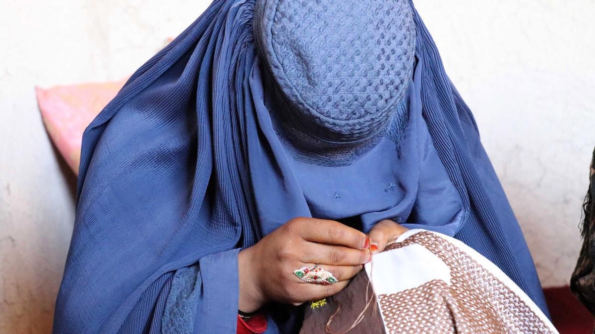 Los talibanes recuperan la obligatoriedad del burka en Afganistán