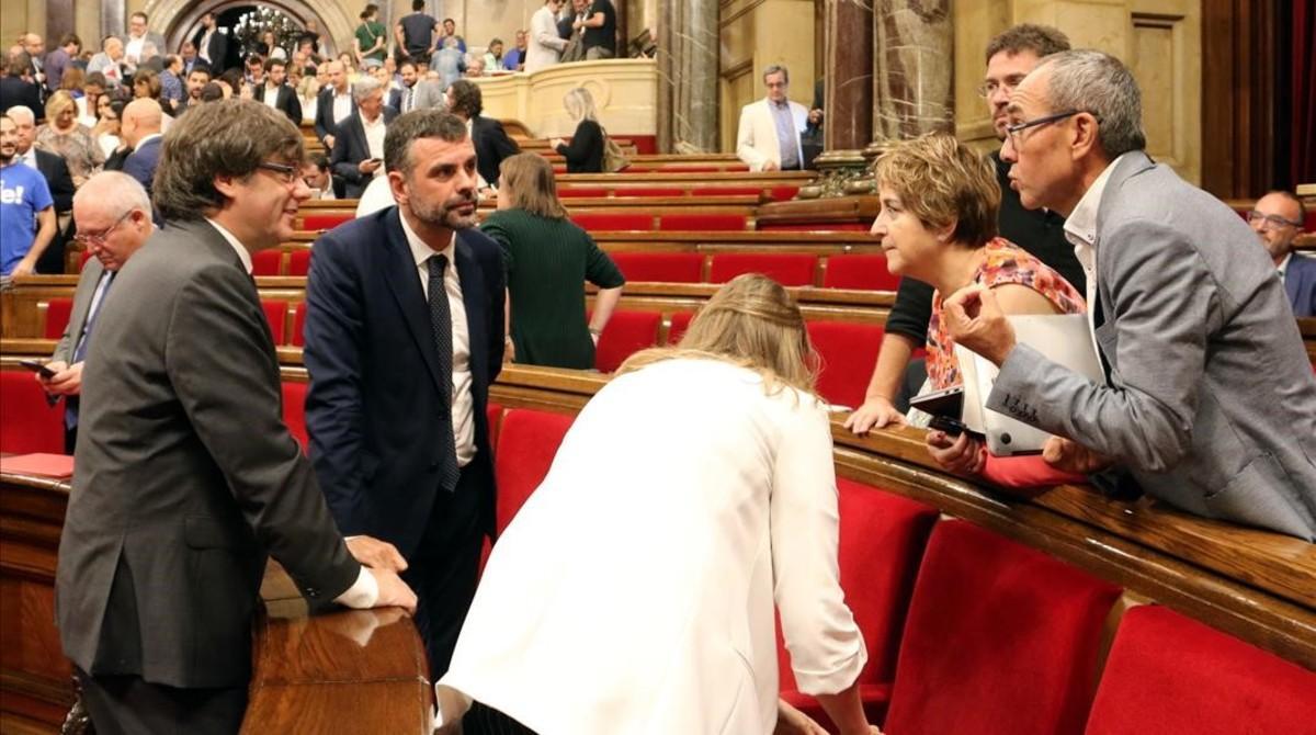 Joan Coscubiela expresa sus quejas al ’president’ Carles Puigdemont en el hemiciclo del Parlament. el pasado 6 de septiembre. Joan Coscubiela expresa sus quejas al ’president’ Carles Puigdemont en el hemiciclo del Parlament. el pasado 6 de septiembre.