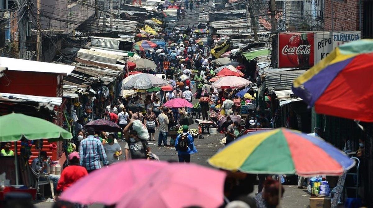 Una multitud de personas acude a un mercado hondureño pese a las recientes restricciones impuestas por la pandemia de covid-19 Una multitud de personas acude a un mercado hondureño pese a las recientes restricciones impuestas por la pandemia de covid-19