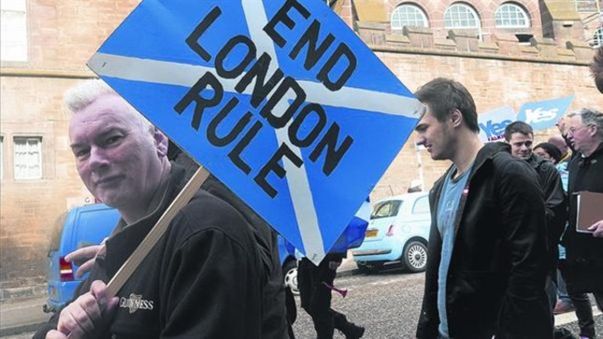La campaña 8 Un escocés pide que Escocia deje de estar gobernada por Londres, mientras se dirige a un acto independentista, en Edimburgo. La campaña 8 Un escocés pide que Escocia deje de estar gobernada por Londres, mientras se dirige a un acto independentista, en Edimburgo.