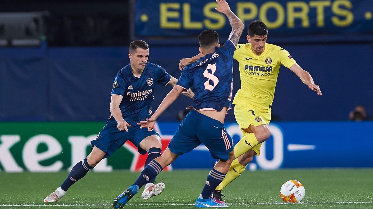 Gerard Moreno se intenta escapar de Ceballos, este jueves en Vila-real. Gerard Moreno se intenta escapar de Ceballos, este jueves en Vila-real.