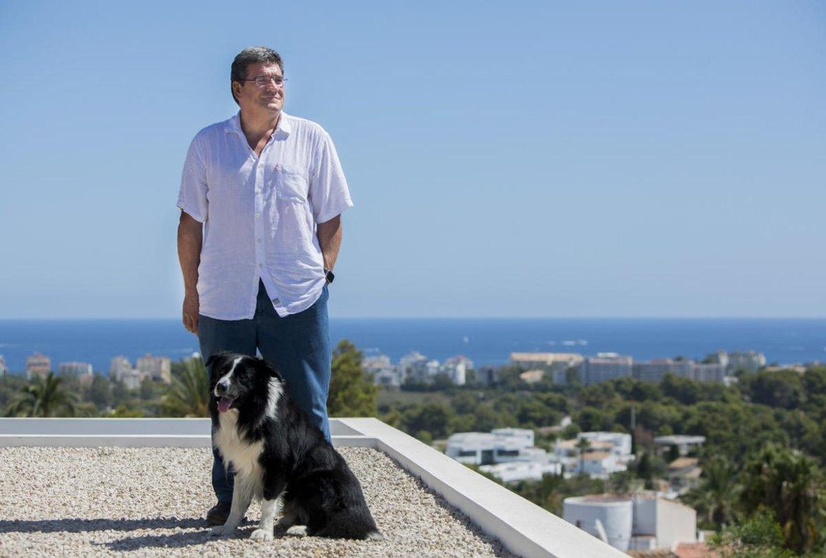 Escrivá posa en la terraza de su chalet de Xàbia junto a su perro Dante. Escrivá posa en la terraza de su chalet de Xàbia junto a su perro Dante.