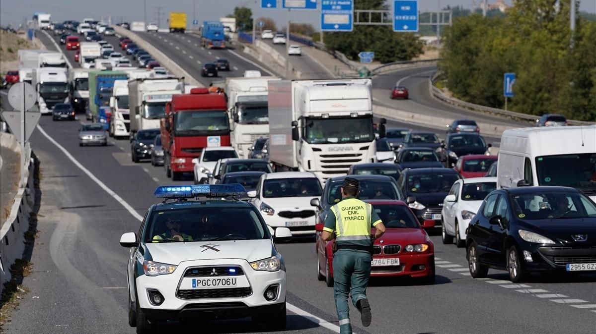 Interior despliega 7.000 policías "de inmediato" en carreteras y estaciones de Madrid Interior despliega 7.000 policías "de inmediato" en carreteras y estaciones de Madrid