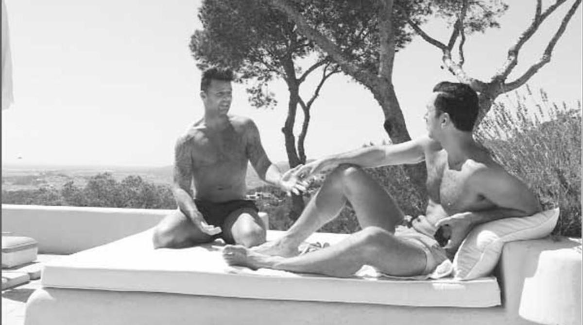 Maluma irrumpe en casa de Ricky Martin y su novio