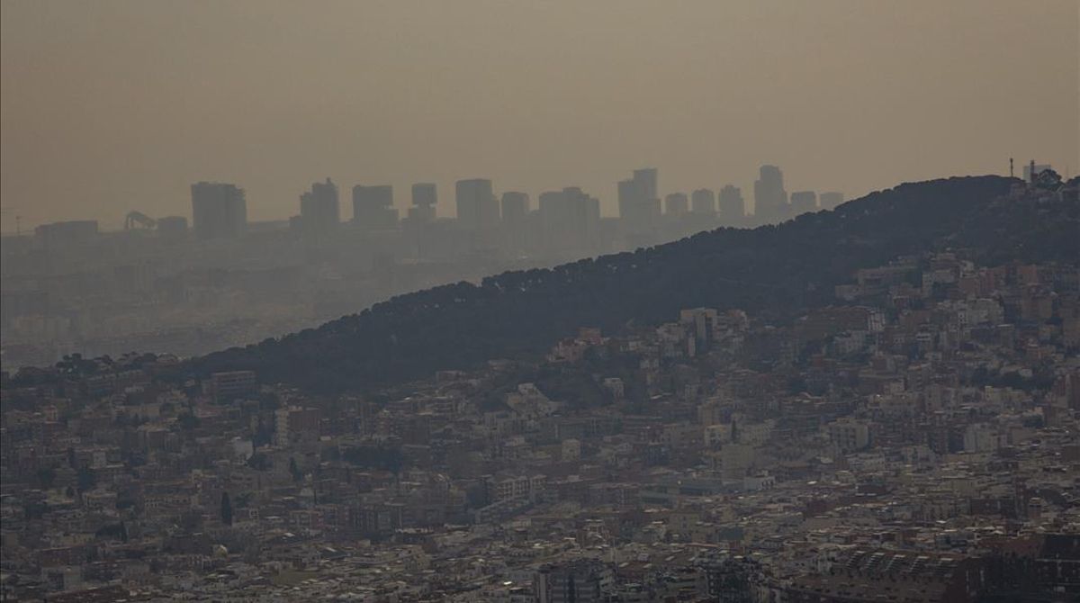 Contaminación y calima por polvo en suspensión sobre la ciudad de Barcelona. Contaminación y calima por polvo en suspensión sobre la ciudad de Barcelona.