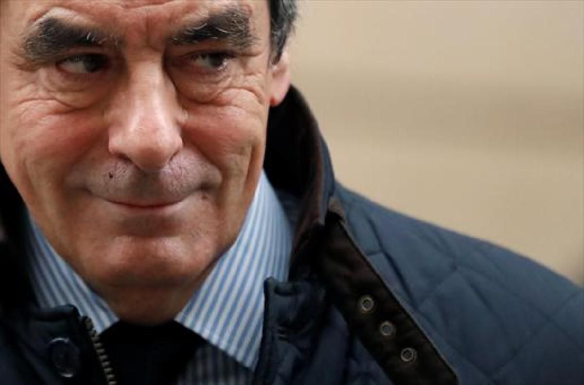François Fillon, candidato de la derecha en la carrera al Elíseo, ayer al salir de su casa en París. François Fillon, candidato de la derecha en la carrera al Elíseo, ayer al salir de su casa en París.