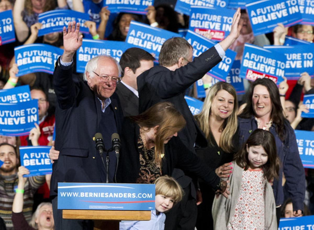  Bernie Sanders, rodeado de su familia, en un acto en Essex Junction (Vermont).