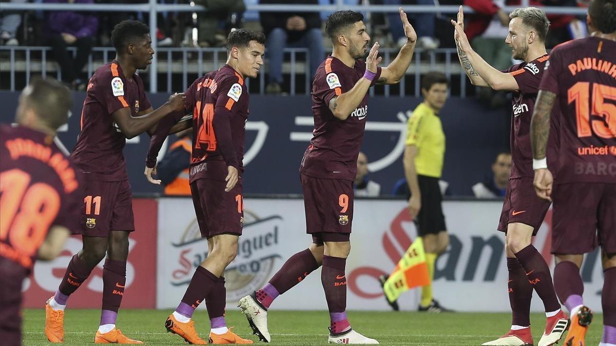 Los jugadores del Barça celebran uno de los goles en La Rosaleda, en ausencia de Messi.
