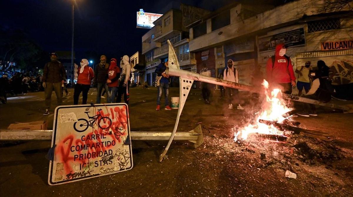 Los manifestantes bloquean una calle en Cali (Colombia) para protestar por la reforma fiscal defendida por el Gobierno de Iván Duque.