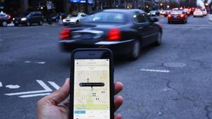 Usuario reservando un trayecto en Uber, en Washington (EEUU) / AFP