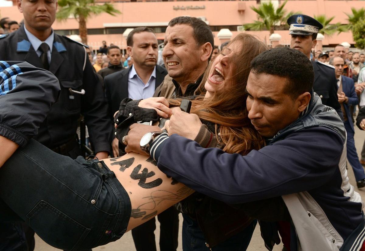 Policías de paisano arrestan a las activistas de Femen que se han desnudado ante un tribunal marroquí.