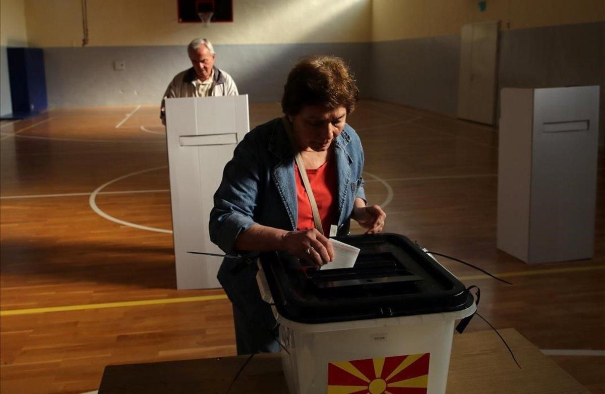 Dos ciudadanos depositan su voto en el referéndum sobre la denominación de Macedonia, este domingo, en Skpoje. Dos ciudadanos depositan su voto en el referéndum sobre la denominación de Macedonia, este domingo, en Skpoje.