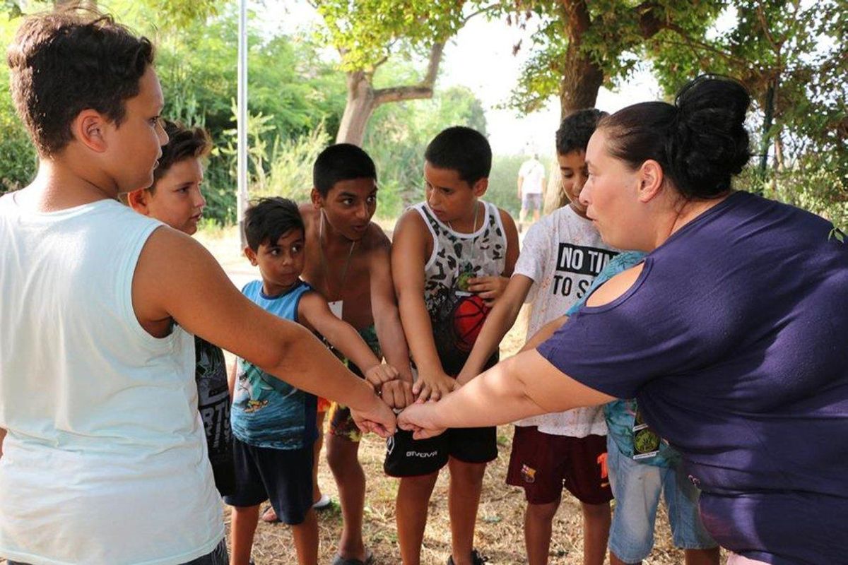 Lucía, derecha, con un grupo de niños en el Rec Comtal. Lucía, derecha, con un grupo de niños en el Rec Comtal.