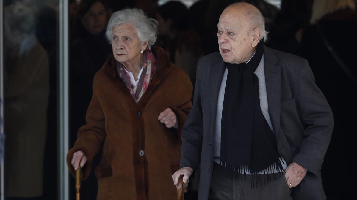 Marta Ferrusola y Jordi Pujol en el funeral de Diana Garrigosa, la mujer del ’expresident’ de la Generalitat y exalcalde de Barcelona Pasqual Maragall, el 12 de febrero del año pasado, en Barcelona. Marta Ferrusola y Jordi Pujol en el funeral de Diana Garrigosa, la mujer del ’expresident’ de la Generalitat y exalcalde de Barcelona Pasqual Maragall, el 12 de febrero del año pasado, en Barcelona.