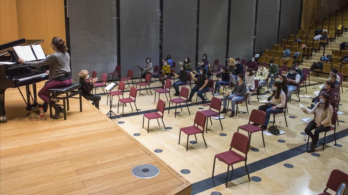 Ensayo del Cor Jove Nacional de Catalunya en el Petit Palau de cara al primer concierto que ofrecerán en la sala modernista del Palau de la Música Catalana este jueves. Ensayo del Cor Jove Nacional de Catalunya en el Petit Palau de cara al primer concierto que ofrecerán en la sala modernista del Palau de la Música Catalana este jueves.