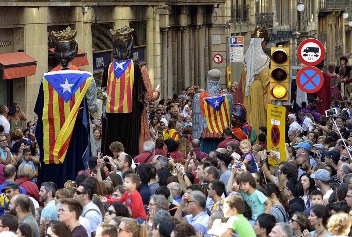 Gigantes con Estelades durante la jornada de fiesta mayor en la plaza Sant Jaume