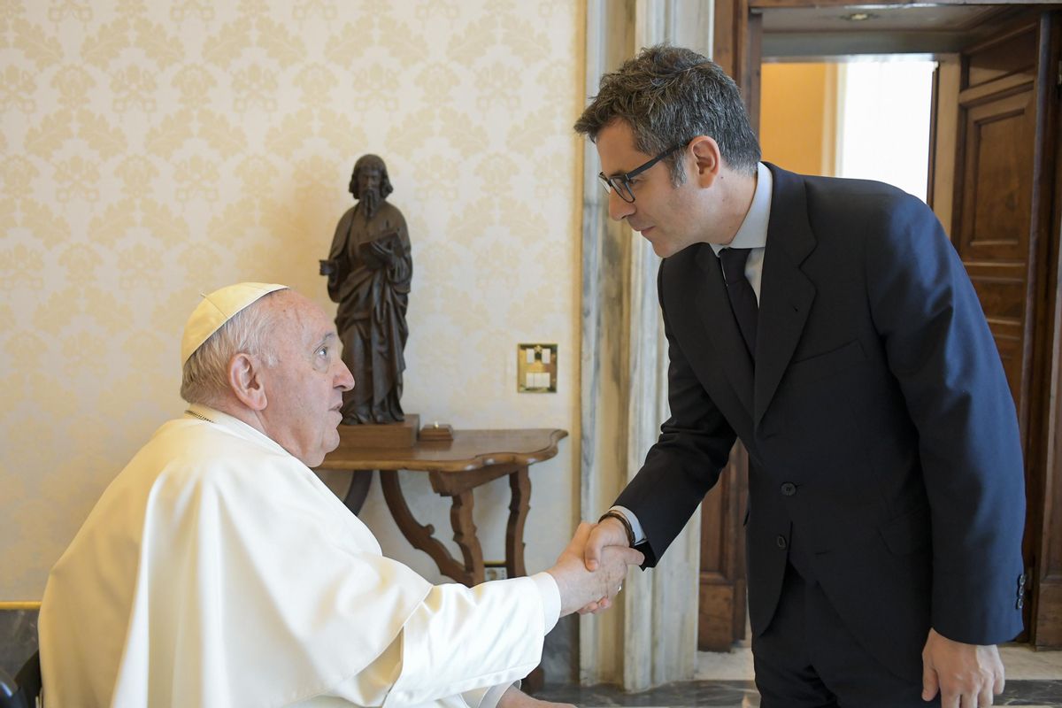 El Gobierno se deshace en elogios al Papa ante los choques con los obispos El Gobierno se deshace en elogios al Papa ante los choques con los obispos