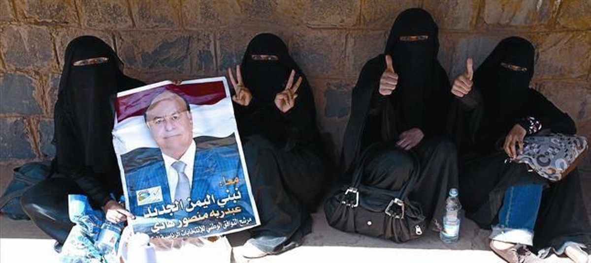 Mujeres yemenís con un cartel electoral del vicepresidente y candidato único Abdrabbo Mansur Hadi, en Saná, ayer. Mujeres yemenís con un cartel electoral del vicepresidente y candidato único Abdrabbo Mansur Hadi, en Saná, ayer.