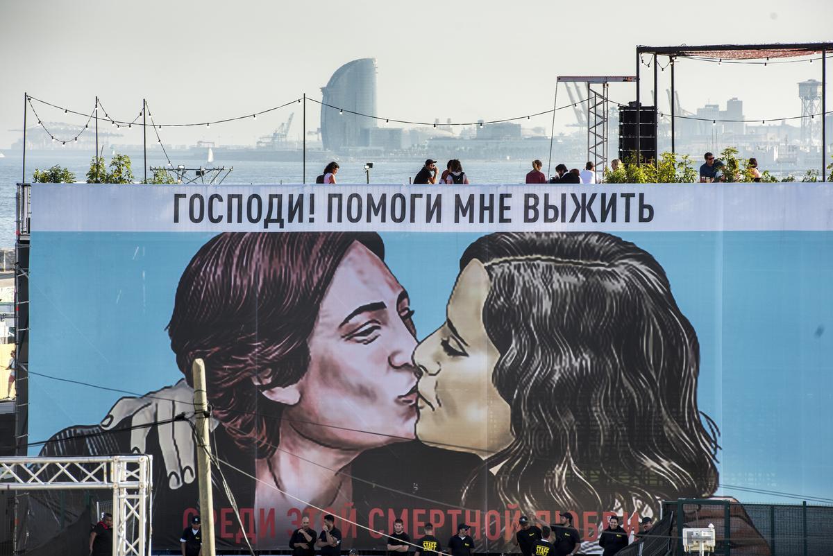 Mural que representa un beso entre Colau y Ayuso, durante el último Primavera Sound en Barcelona, el pasado junio