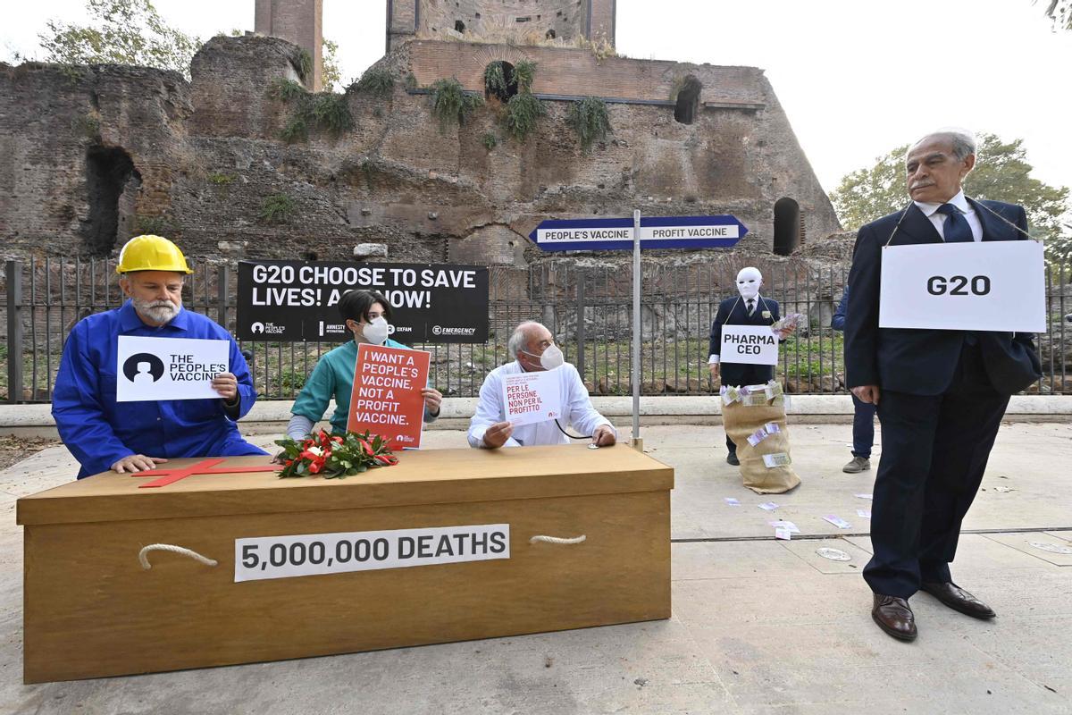 Activistas de Oxfam, Amnistía Internacional y Emergency’s protestan en demanda de una mayor vacunación en los países pobres.