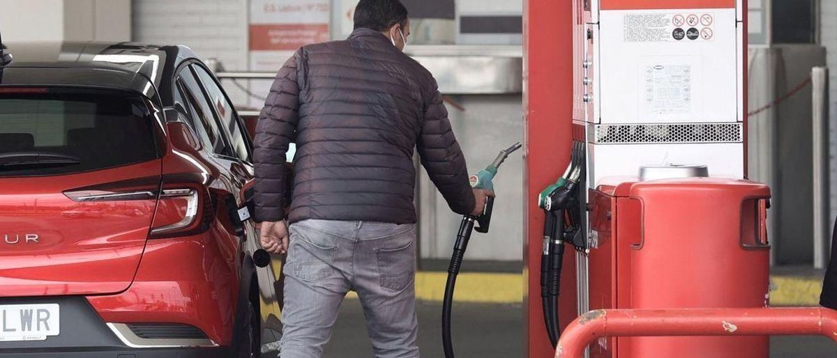Amenaza con una pistola a los clientes en una gasolinera de Murcia al ver que se le colaban Amenaza con una pistola a los clientes en una gasolinera de Murcia al ver que se le colaban