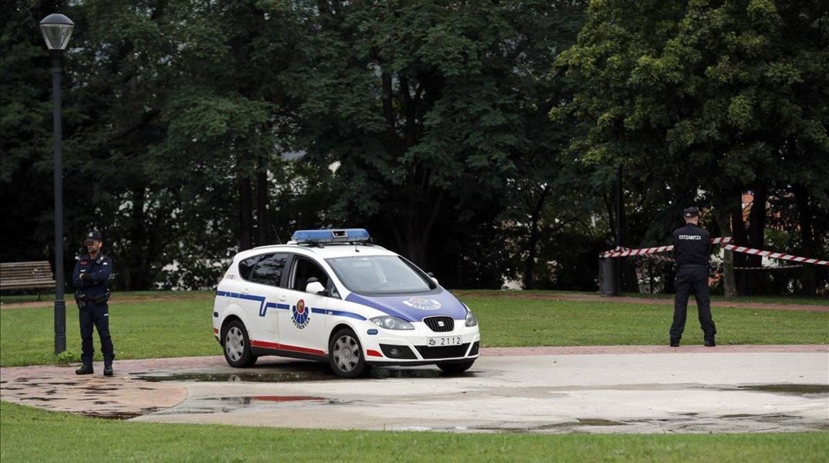 Agentes de la Ertzaintza custodian el parque de Etxebarria, en Bilbao. Agentes de la Ertzaintza custodian el parque de Etxebarria, en Bilbao.