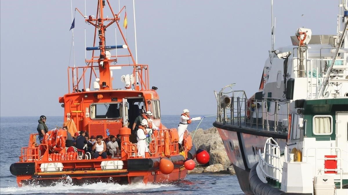 Salvamento Marítimo traslada al puerto de Almería a los inmigrantes rescatados Salvamento Marítimo traslada al puerto de Almería a los inmigrantes rescatados