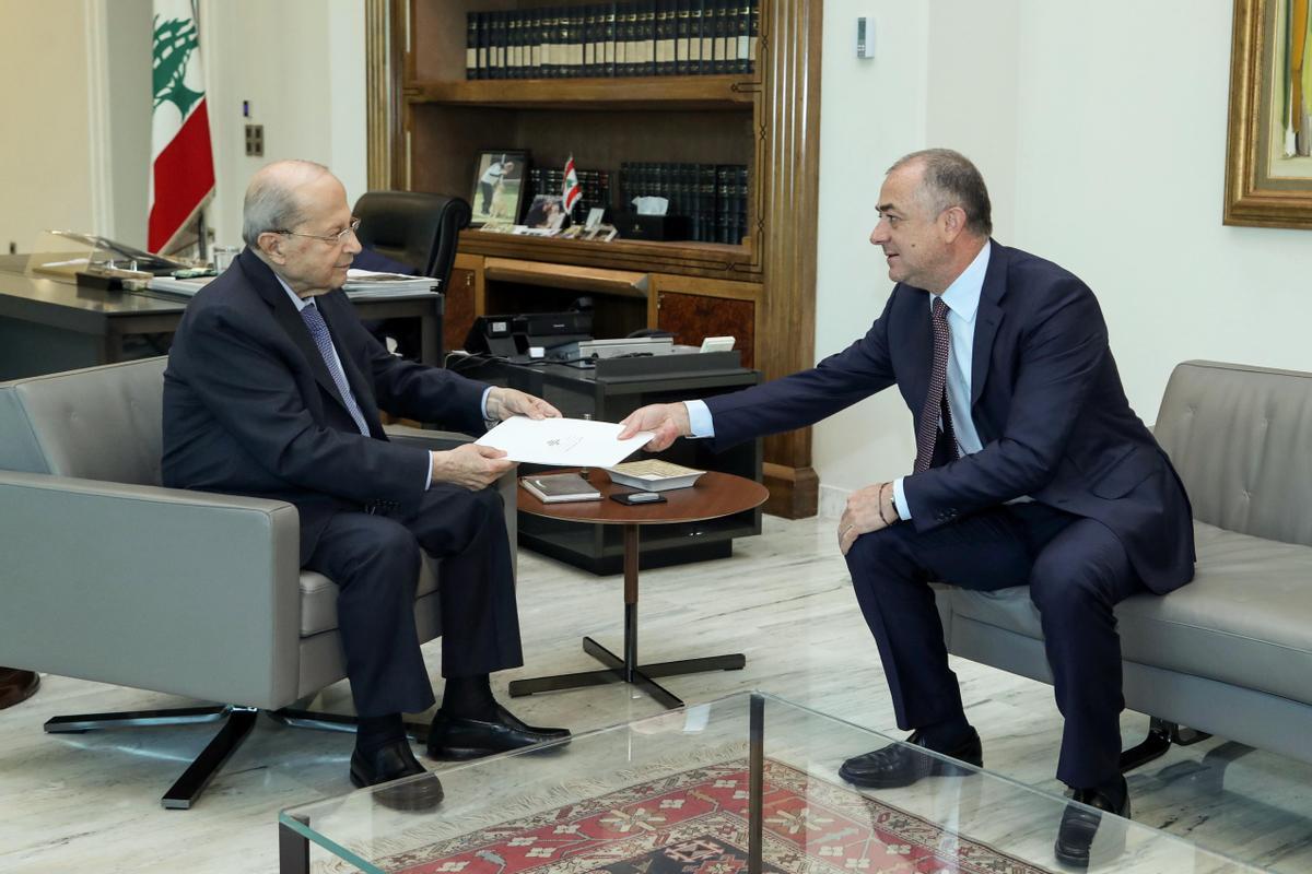 El negociador libanés, Elias Bou Saab, entrega el borrador al presidente libanés, Michel Aoun.