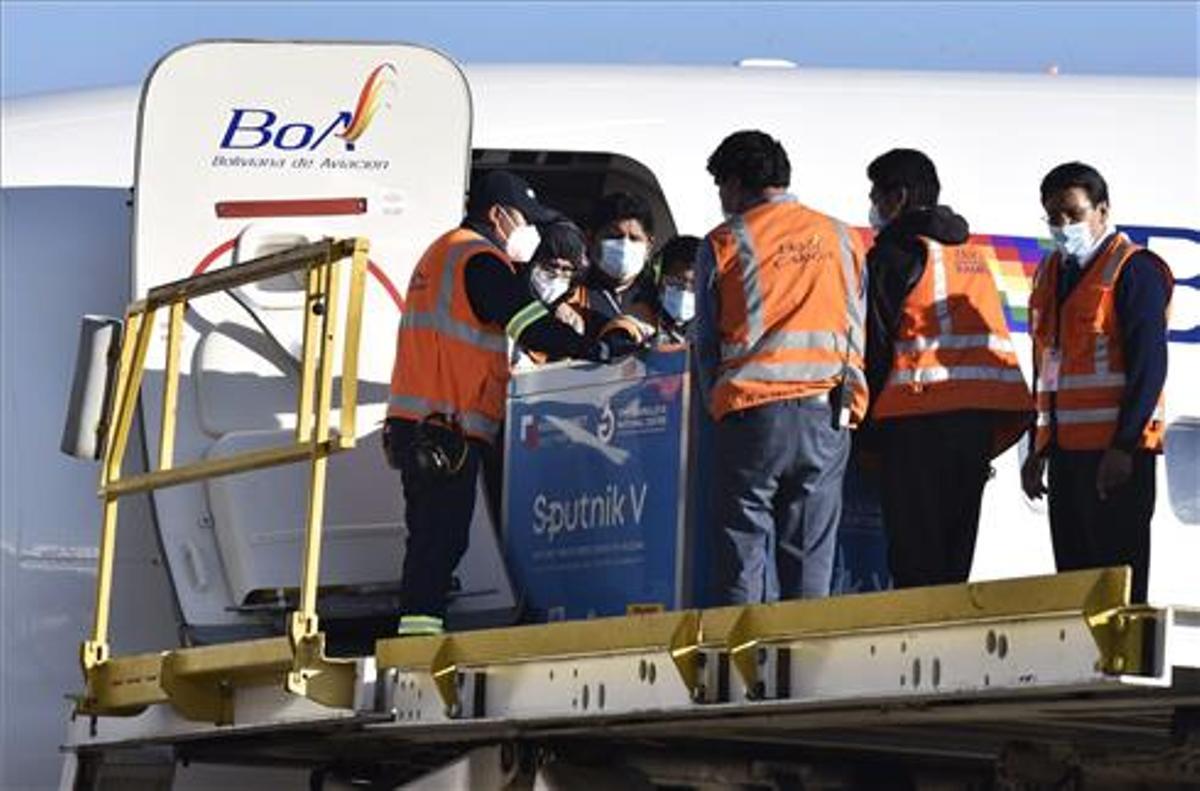 Llegada de la vacuna rusa al aeropuerto boliviano de El _Alto, en La Paz.