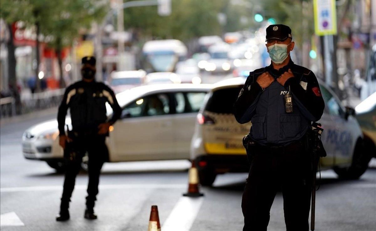 Control de la policía municipal de Madrid en el barrio de Vallecas. Control de la policía municipal de Madrid en el barrio de Vallecas.