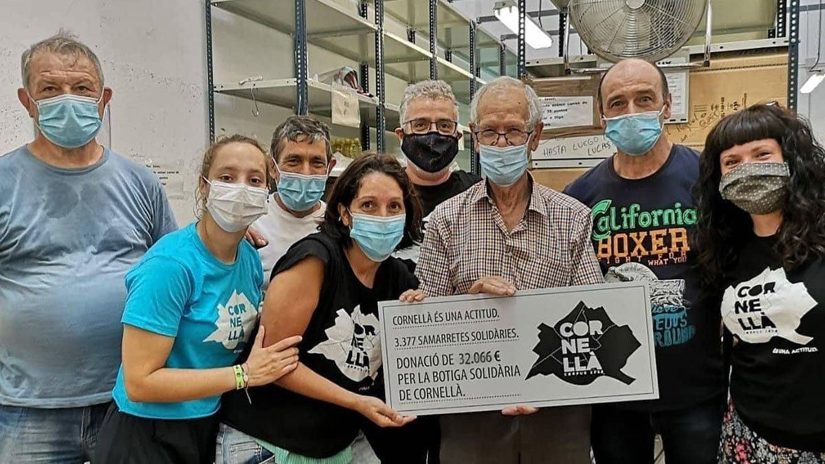 Representantes y voluntarios del Banc d’aliments de Cornellà con representantes de Cornellà Actitud haciendo entrega de la donación para la recaptación solidaria al Corpus 2020. Representantes y voluntarios del Banc d’aliments de Cornellà con representantes de Cornellà Actitud haciendo entrega de la donación para la recaptación solidaria al Corpus 2020.